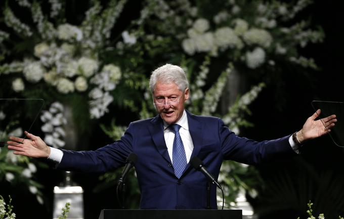 Bill Clinton se je pošalil, da kar sliši Alija, kako pravi, da bi mu moral posmrtni govor nameniti vsaj en predsednik ZDA.  | Foto: Reuters