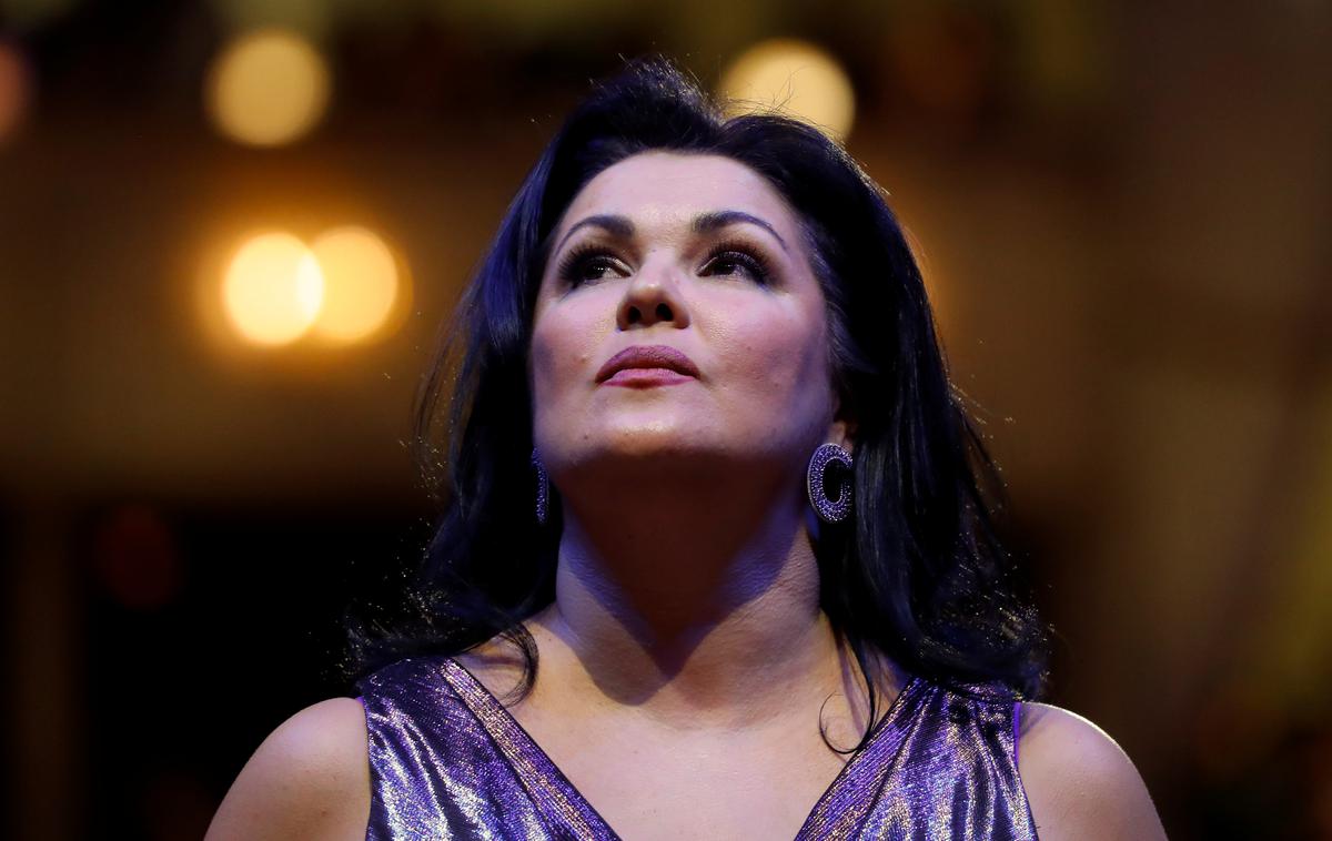 Ana Netrebko | Ana Netrebko je v preteklih letih veljala za podpornico Kremlja. Leta 2014 je pozirala z zastavo proruskih separatistov v regiji Doneck na vzhodu Ukrajine. Ima tudi avstrijsko državljanstvo. Kasneje je zaradi kritik, da je blizu Kremlju, sama odpovedala koncerte, nato pa sporočila, da se maja vrača na koncertne odre. | Foto Reuters