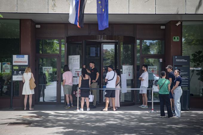 Položaj dodatno poslabša dejstvo, da so si številne stranke prek sistema naročanja že pred več tedni rezervirale razpoložljivi termin, ki pa zdaj ni več relevanten, in morajo tako kot drugi v vrsti čakati na prosto okence.  | Foto: Bojan Puhek