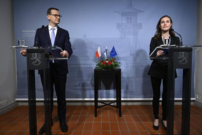 Poljsko in Finsko kljub velikim razlikam v zadnjem času povezuje strah pred napadalno Rusijo. Na fotografiji: poljski premier Mateusz Morawiecki in njegova finska kolegica Sanna Marin. Morawiecki je član poljske stranke Zakon in pravičnost (PiS), ki nasprotuje LGBT-gibanju, Marinova pa je odraščala v mavrični družini, kot temu pravi sama: njena mama je namreč po ločitvi od njenega očeta zaživela skupaj z novo partnerico. | Foto: Guliverimage/Vladimir Fedorenko