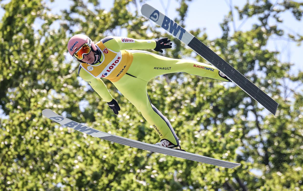 Dawid Kubacki | Skok Dawida Kubackega bi se zaradi Poljakove pozabljivosti lahko končal nesrečno, a jo je 32-letnik dobro odnesel. | Foto Sportida