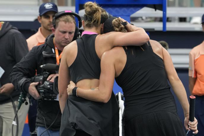 Arina Sabalenka | Arina Sabalenka in Paula Badosa po dvoboju v Miamiju | Foto Guliverimage