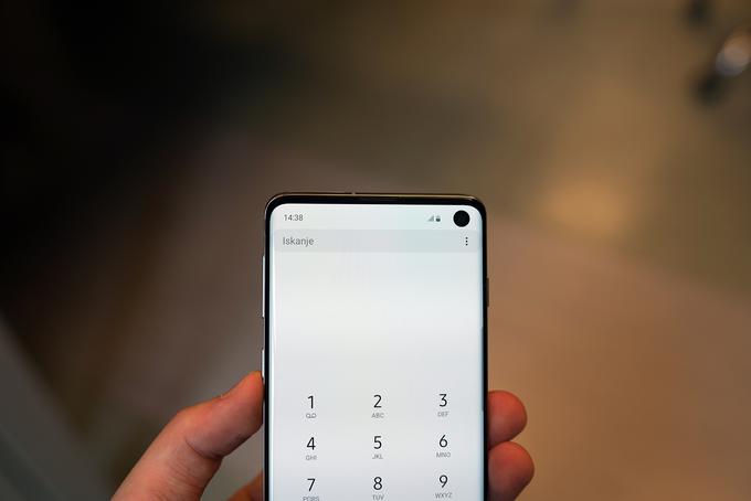 Enojna luknja v zaslonu Galaxyja S10. Enako najdemo na Galaxyju S10e. | Foto: Peter Susič