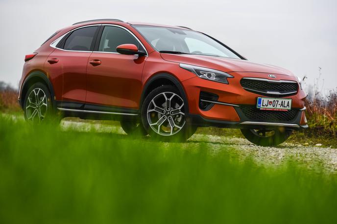 Kia Xceed | Kia je šla z lansiranjem modela xceed v predvidljivo smer s preobrazbo limuzine spodnjega srednjega razreda v križanca za mestno ter hkrati potovalno in rahlo športno terensko rabo. Z osnovnim ceedom ju druži podobna notranjost, enak sprednji par vrat in medosna razdalja. | Foto Gašper Pirman