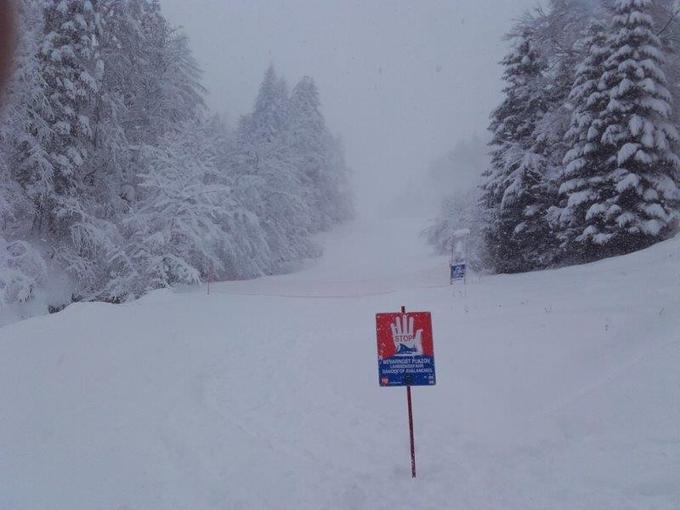 Kljub opozorilnim tablam se ljudje v gore odpravljajo v nevarnih razmerah. | Foto: policija