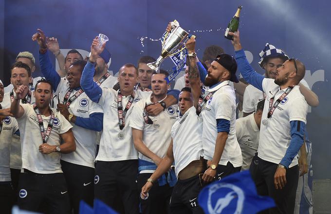 Brighton&Hove Albion je bil ustanovljen leta 1901, čez nekaj tednov pa bo dočakal zgodovinski trenutek, prvi nastop v najvišjem razredu angleškega klubskega tekmovanja, premier league. Klub prihaja iz "združenega" mesta Brighton & Hove. Na Otoku je v nogometnih krogih najpogosteje prepoznan kot Brighton ali pa pod vzdevkom galebi. Trener je nekdanji irski reprezentant Chris Hughton, domuje pa na štadionu Falmer, ki sprejme okrog 30 tisoč gledalcev. V prejšnji sezoni je v "drugi" angleški ligi (tekmovanje championship) osvojil drugo mesto, kar je zadoščalo za napredovanje med elito. S prebojem med najboljše bodo prejeli tudi zajeten finančni kolač od prodaje televizijskih pravic. Njihova blagajna bo bogatejša za okrog 200 milijonov evrov. | Foto: Reuters