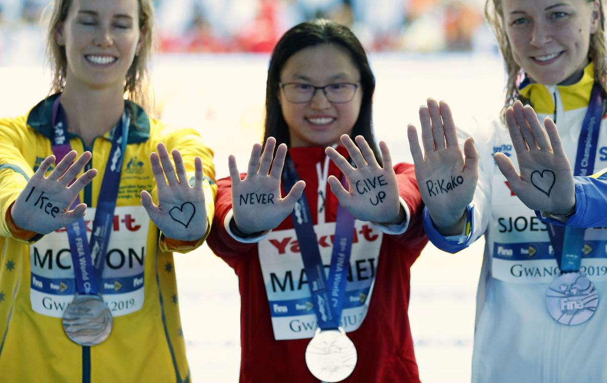 Rikako Ikee | Dobitnice kolajn Sarah Sjoestroem, Margaret MacNeil in Emmi McKeon na podelitvi Japonki poslale sporočilo, napisano na dlaneh. | Foto Reuters