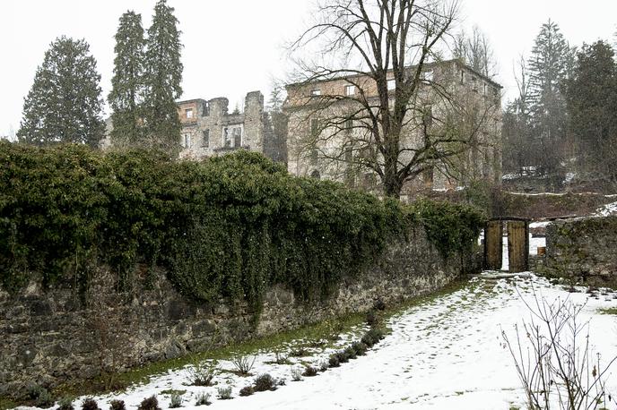 grad Haasberg | Ruševine gradu Haasberg, ki je nekdaj veljal za enega najlepših baročnih dvorcev v Sloveniji in s svojim dragocenim inventarjem tudi enega najbogatejših, stojijo v bližini Planine pri Rakeku nad sotesko reke Unice. | Foto Ana Kovač