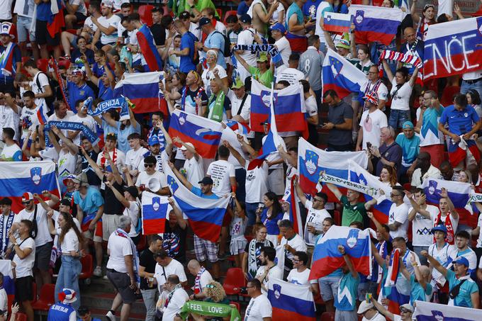 Slovenski navijači bodo danes izvedeli, kje bodo njihovi ljubljenci odigrali dvoboj osmine finala. | Foto: Reuters