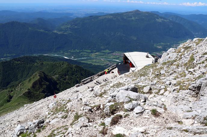 pohod Krn | Gomiščkovo zavetišče tik pod vrhom Krna s pogledom na dolino reke Soče | Foto Matej Podgoršek