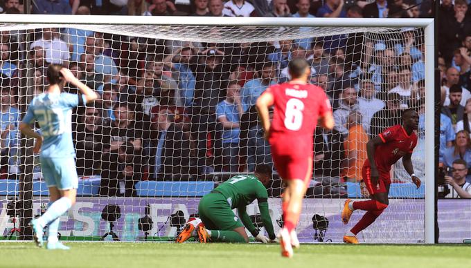 Zackary Steffen si je v prvem polčasu privoščil veliko napako, po kateri mu je žogo brez težav odvzel Sadio Mane in zadel za 2:0. | Foto: Reuters