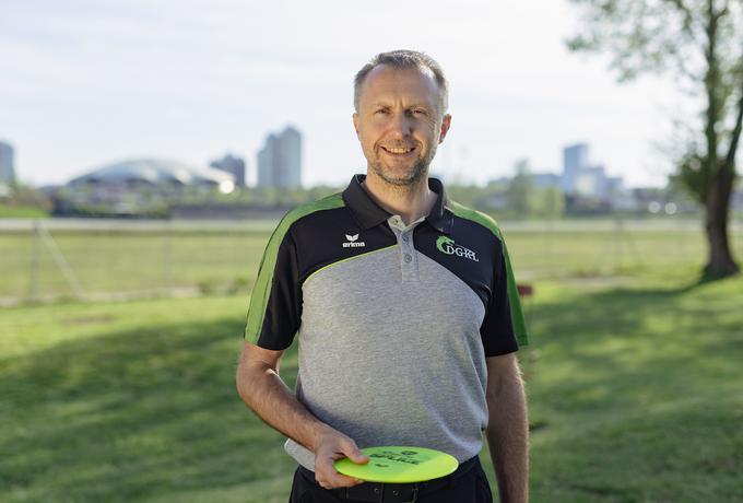 Aleksander Savnik vabi vse radovedneže, ki bi jih zanimal disk golf, na ogled sobotnega mednarodnega turnirja v Ljubljani (Hipodrom). | Foto: Vid Ponikvar