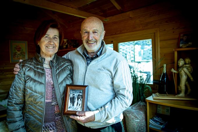 Družinska fotografija, ki je spomin na eno od smučarskih tekem, ki se je je udeležila vsa družina.  | Foto: Ana Kovač