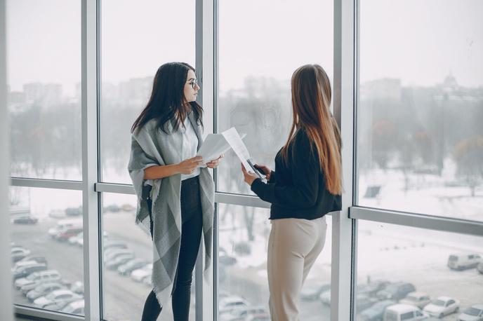 businesswomen-office_1157-5424_Astech | Da bomo tudi pozimi ostali zdravi, je temperaturno udobje v zaprtih prostorih ključnega pomena. | Foto Freepik / Astech d.o.o.