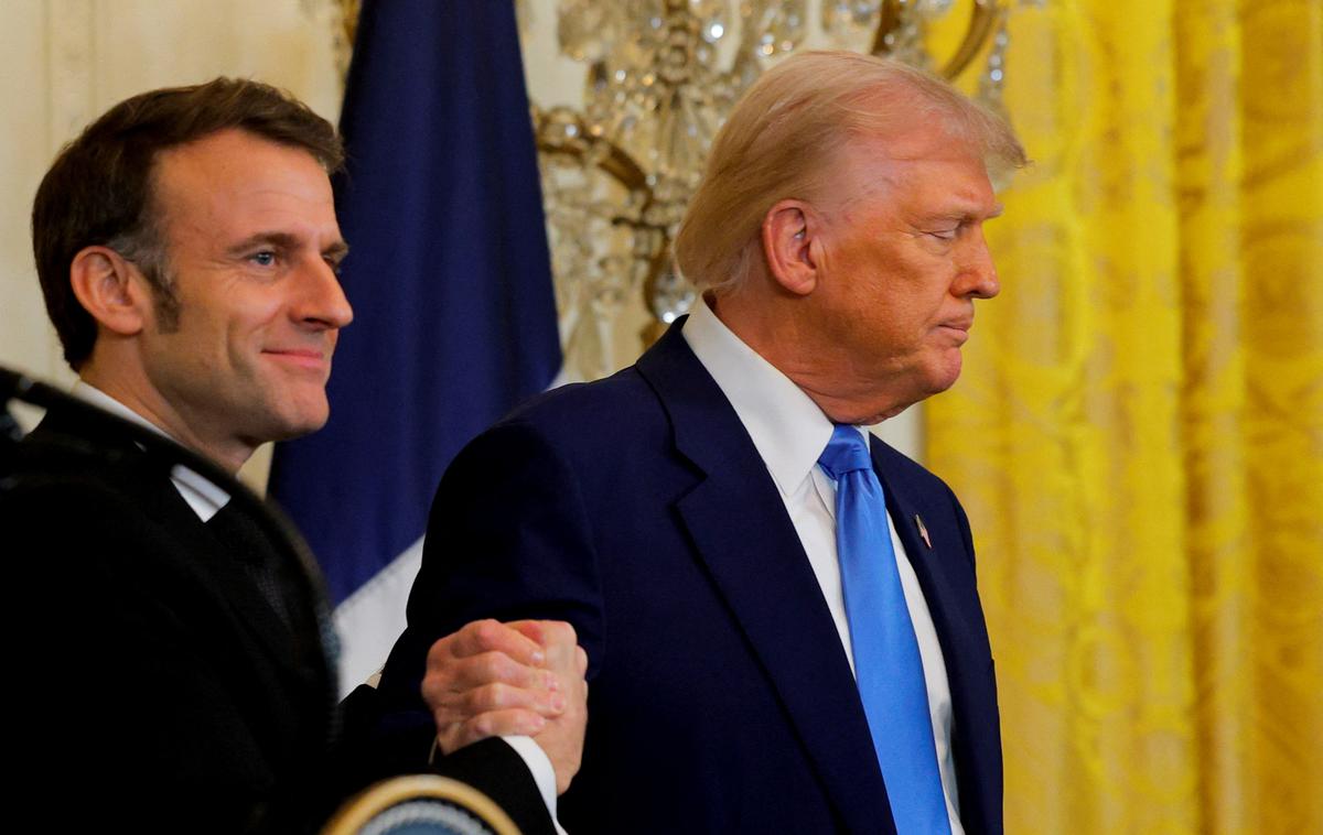 Emmanuel Macron, Donald Trump | Macron in Trump sta se na skupni novinarski konferenci strinjala, da bi moral vsak mirovni sporazum vključevati napotitev evropskih mirovnih sil v Ukrajino. Rusija je sicer ta predlog že zavrnila.  | Foto Reuters