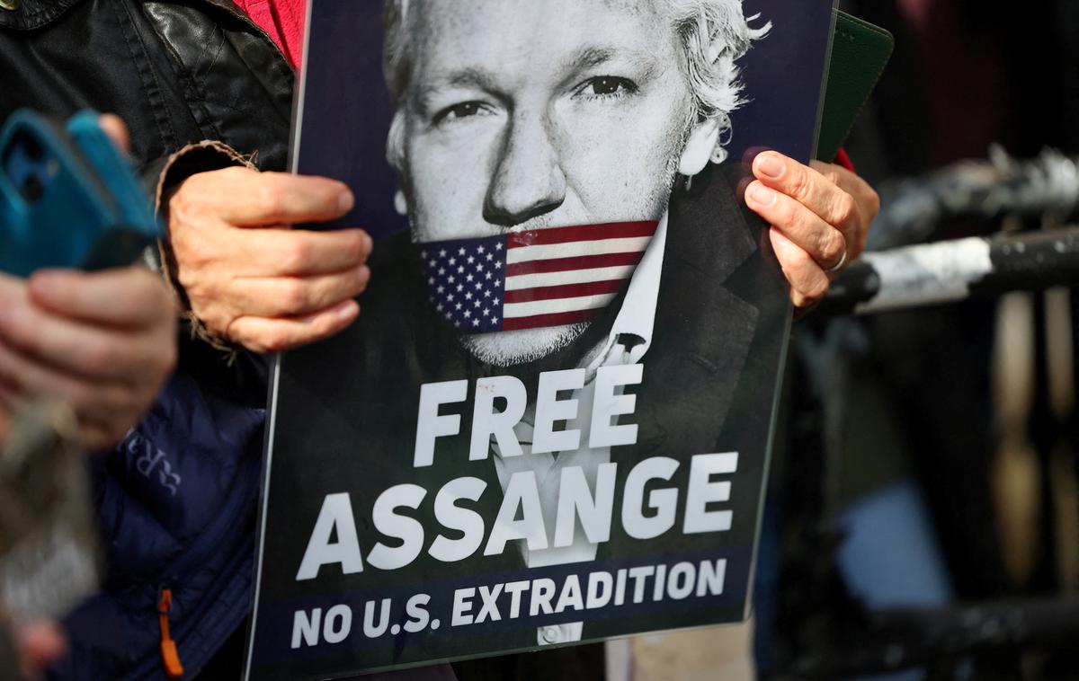 Julian Assange | Assange je zaprt v strogo varovanem zaporu Belmarsh, odkar mu je pred petimi leti ekvadorsko veleposlaništvo v Londonu, kjer se je sedem let skrival, odtegnilo zaščito in mu odvzelo azil. Takratna notranja ministrica Priti Patel je junija 2022 odobrila njegovo izročitev ZDA, na kar se je Assange pritožil. | Foto Reuters