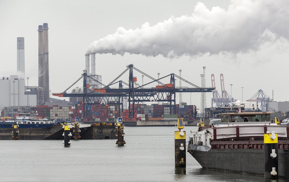 Rotterdam | Scheringa je povedal, da so letos v pristanišču zaradi kaznivih dejanj, povezanih s trgovino z mamili, aretirali več kot 70 ljudi, med njimi pa so tako člani tolp kot zaposleni v pristanišču. Pojasnil je, da tolpe pristaniškim delavcem in uradnikom plačujejo do 100 tisoč evrov, da pomagajo prepeljati velike pošiljke. "To je lahko zaslužen denar, vendar ne vodi nikamor. Če enkrat rečeš da, ne moreš več reči ne," je opozorila Schaafova. | Foto Reuters