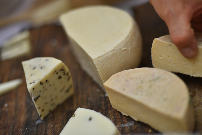 V letošnjem letu je slovenska inšpekcija za varno hrano zaradi salmonele odpoklicala oziroma umaknila štiri izdelke. V treh primerih je šlo za sezamova semena, enkrat pa za sir. | Foto: STA ,