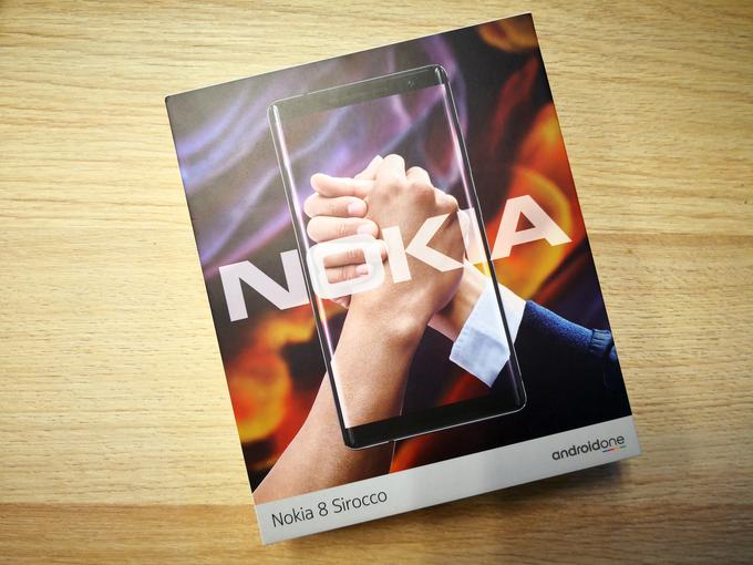 HMD Global ne zapravi skoraj nobene priložnosti, da lahko uporabi kakšno nostalgično podobo Nokie iz časov, ko je bilo to ime eno in edino na vrhu. Tudi zavojček pametnega telefona nokia 8 sirocco izkorišča to priložnost. | Foto: Srdjan Cvjetović