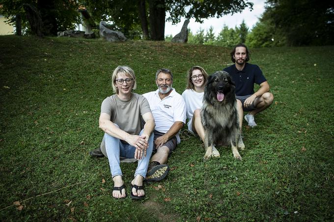 Na Gradišču vas že več kot 30 let pričakuje družina Jerin: Sonja (skrajno levo), Maks, Špela in David.  | Foto: Ana Kovač