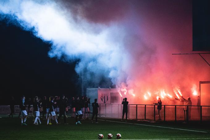 Na prvi timski trening so prišli tudi navijači. Bakljada ni manjkala. | Foto: Blaž Weindorfer / Sportida