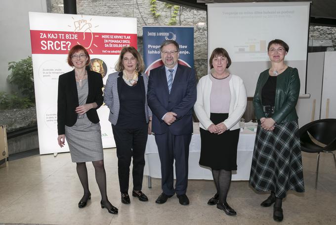 Na novinarski konferenci ob svetovnem dnevu hipertenzije so spregovorili priznani strokovnjaki: Marija Petek Šter, predstavnica Združenja zdravnikov družinske medicine, Jana Brguljan-Hitij, predsednica slovenskega Združenja za hipertenzijo in predstojnica Kliničnega oddelka za hipertenzijo v UKC Ljubljana, Primož Dolenc, podpredsednik slovenskega Združenja za hipertenzijo, Ivanka Brus, nacionalna koordinatorica Programa farmacevtske skrbi pri hipertenziji pri Lekarniški zbornici Slovenije ter Urška Blaznik, predstavnica Nacionalnega inštituta za javno zdravje. | Foto: Združenje za hipertenzijo