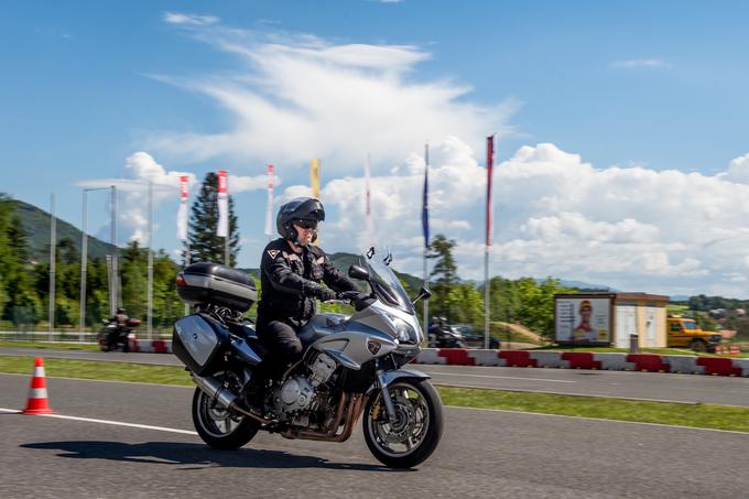 Motoristi se morajo naučiti dobro opazovati promet pred seboj, pravilno usmerjati pogled v ovinku, prav tako skrbeti za ustrezen položaj telesa in po potrebi odločnega zaviranja. Vse te lastnosti so blizu tudi motoristom reševalcem. | Foto: Klemen Korenjak