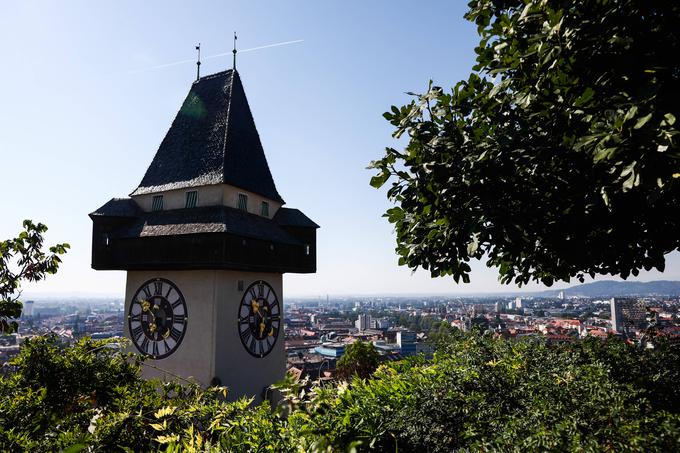 Mestu Gradec, ki mu nemško govoreči pravijo Graz, bi se v praslovanščini reklo Gardiku. Ker je praslovanščina v skladu z zakonom odprtega zloga nekaj časa težila k temu, da se je vsak zlog končal s samoglasnikom, je iz Gardiku s premetom prvega zloga v besedi nastal Gradiku. K se je omehčal v c: Gradicu. Nato sta se i in u, ki sta bila polglasnika, v slovenščini ali spremenila v polglasnik, ki ga v slovenščini zapisujemo kot e, ali odpadla kot v drugih slovanskih jezikih. Tako je nastala zdajšnja slovenska oblika Gradec. | Foto: Guliverimage/Vladimir Fedorenko