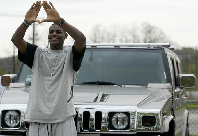 Hummer je bil nekoč sanjski avtomobil tudi košarkarskega zvezdnika LeBrona Jamesa. Najboljši igralec lige NBA je zdaj postal tudi ambasador nove generacije hummerjev. | Foto: Reuters