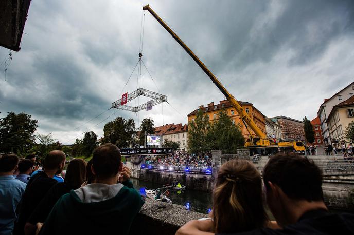 Triglav The Rock 2020 | Nad Ljubljanico je včeraj potekala atraktivna plezalna preizkušnja, v kateri je svoje moči razkazovala slovenska reprezentanca v športnem plezanju. Dogodek si je ogledala množica, ki je vztrajala kljub močni plohi, ki se je ulila tik pred finalnimi boji. | Foto Grega Valančič/Sportida