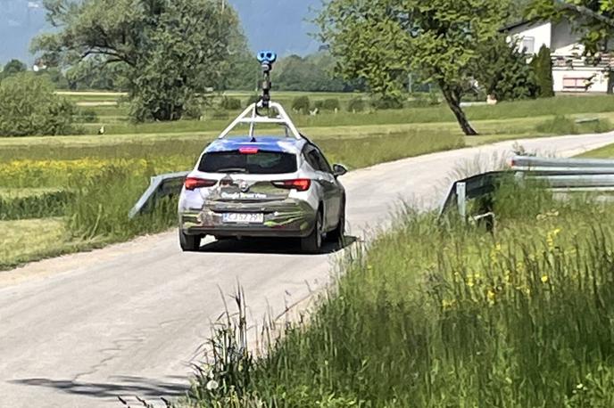 Google Street View avto | Tale Googlov avtomobil smo danes ujeli na eni od precej odmaknjenih podeželskih cest v Spodnji Savinjski dolini.  | Foto Matic Tomšič