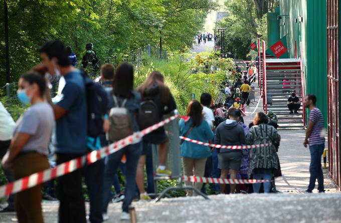 Vrste čakajočih na prehranske pakete v Ženevi v času prvega vala epidemije | Foto: Reuters