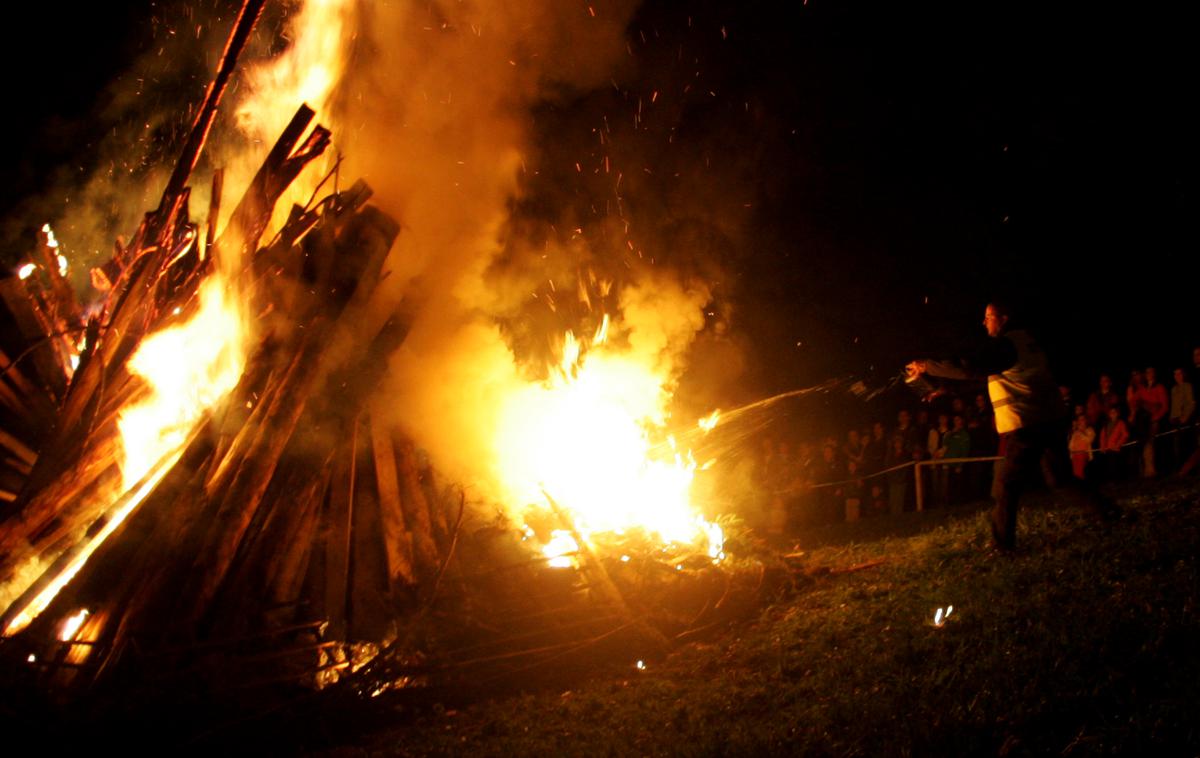 kresovanje 1, maj | Ob vetrovnem vremenu se kresa ne sme prižigati, če pa kres že gori, je treba kurjenje prekiniti. | Foto Ana Kovač, Bojan Puhek