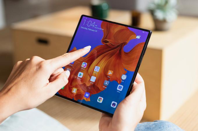 Pametni telefon Huawei Mate X v razprti obliki | Foto: Huawei Mobile