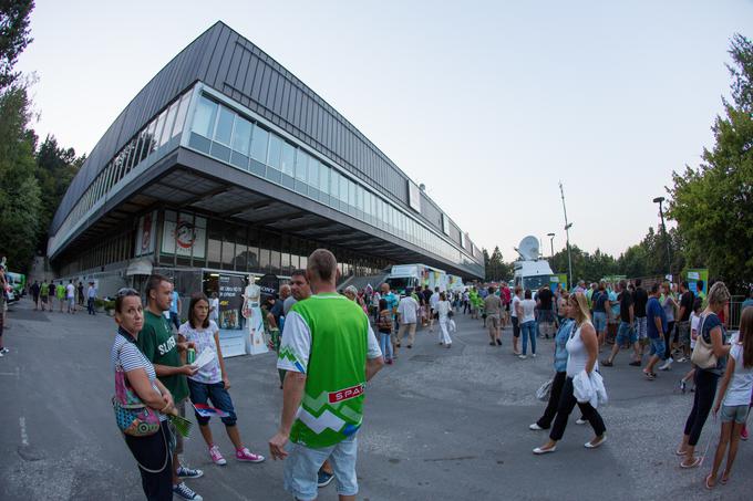 Dvorano Tivoli, s katero bo HZS kandidirala za naslednje SP, je že dodobra načel zob časa. Predsednik HZS Matjaž Rakovec meni, da je prenova v letu do SP realna. Če pa se ne bi izšlo, bi poskušali prvenstvo gostiti v Stožicah. | Foto: Matic Klanšek Velej/Sportida