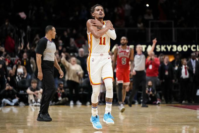 Trae Young je sekundo pred koncem popeljal Atlanto v vodstvo s 121:119. Kdo bi si takrat mislil, da bo v nadaljevanju dramatičnega podaljška doseženih še pet točk?  | Foto: Reuters