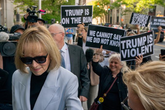 E. Jean Carroll zapušča Zvezno sodišče na Manhattnu. | Foto: Reuters