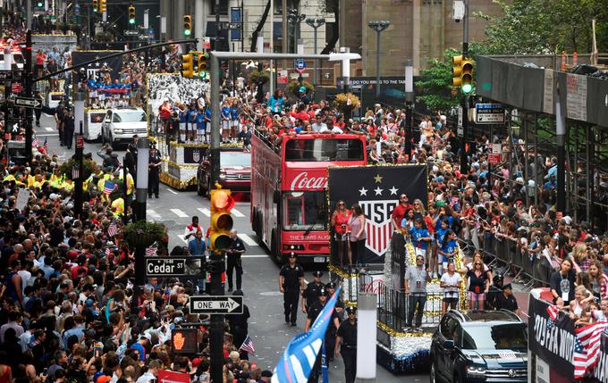 Nogometašice so v ZDA zelo priljubljene. Takole jih je po zadnjem naslovu svetovnih prvakinj leta 2019 pričakal New York. | Foto: Reuters