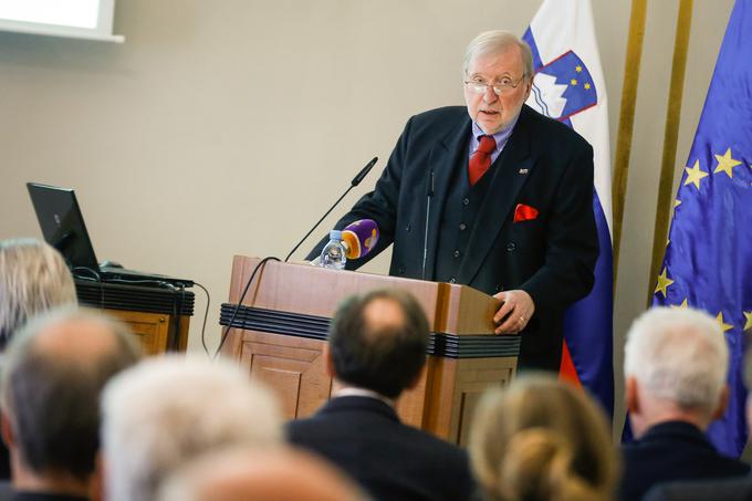 "Slovenija bo, če se ne bo odklopila od hrvaškega vlaka in če ne bo izbrala drugega tira, pristala na slepem tiru," je prepričan takratni odgovorni urednik Nove revije Dimitrij Rupel. | Foto: STA ,