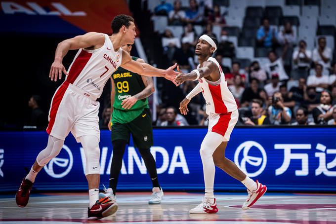 Dwight Powell (levo) je moštveni kolega Luke Dončića pri Dallas Mavericks. | Foto: FIBA