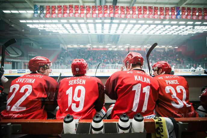 Acroni Jesenice SŽ Olimpija Alpska liga derbi | Jeseničani so v pomembni tekmi na domačem ledu premagali Sterzing Vipiteno, ki ga vodi selektor risov Ivo Jan, zanj pa igra napadalec Jure Sotlar. | Foto Peter Podobnik/Sportida