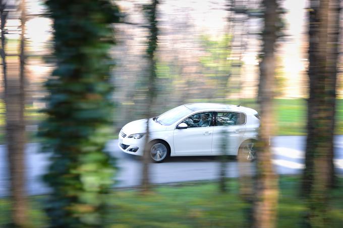 Meritve so Francozi opravili na javnih in za promet odprtih cestah (25 km v mestnem okolju, 39 km po cestah zunaj naselja in 31 km po avtocesti) v resničnih pogojih vožnje (uporaba klimatske naprave, masa prtljage in potnikov, klanci …). | Foto: Ciril Komotar