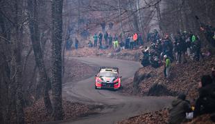 Neuville doživljal moro, Ogier mojstrsko v vodstvo #video