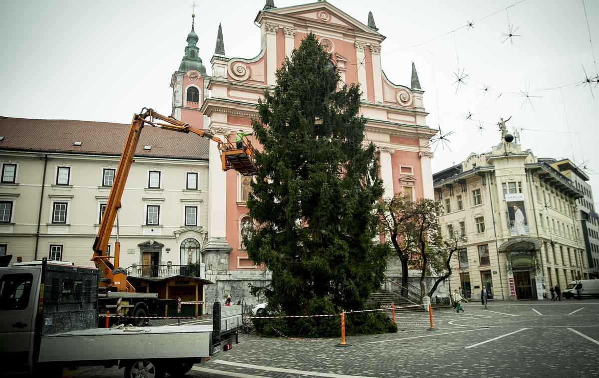 Nameščanje novoletnih lučk na Tromostovju | Foto Ana Kovač