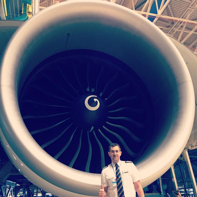 Slovenski pilot Andraž Kosi pred znamenitim motorjem General Electric Model GE90-116BL. To je najmočnejši turboventilatorski motor na svetu. Vsak od obeh motorjev zmore ob vzletu zagotoviti 52.400 kilogramov potiska. | Foto: osebni arhiv Andraž Kosi