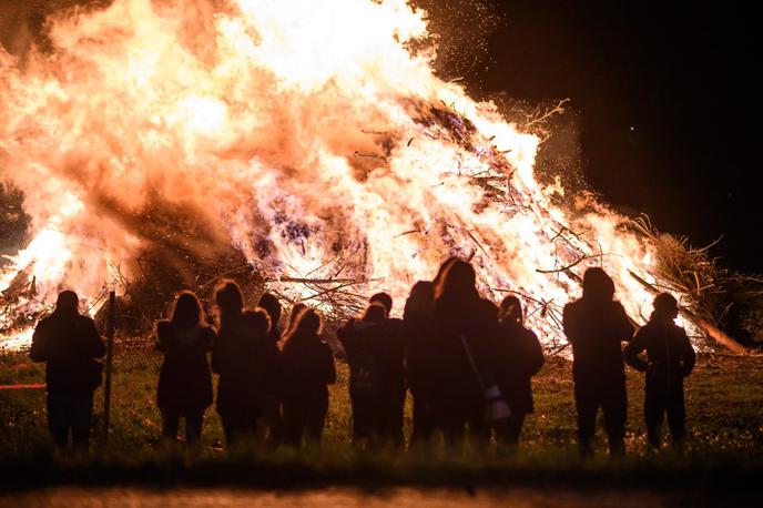 Kres, Ruše | Takole spektakularno je v torek zvečer gorelo v Rušah. | Foto STA