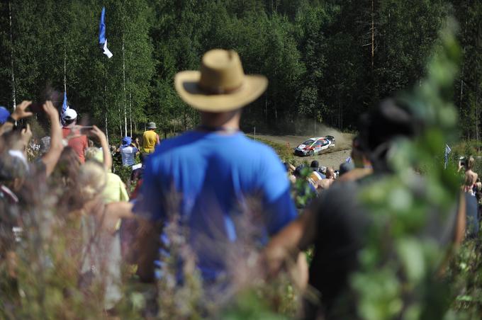 Obiskovalci relija hodijo več kilometrov, da pridejo na enega izmed ovinkov. | Foto: Gregor Pavšič