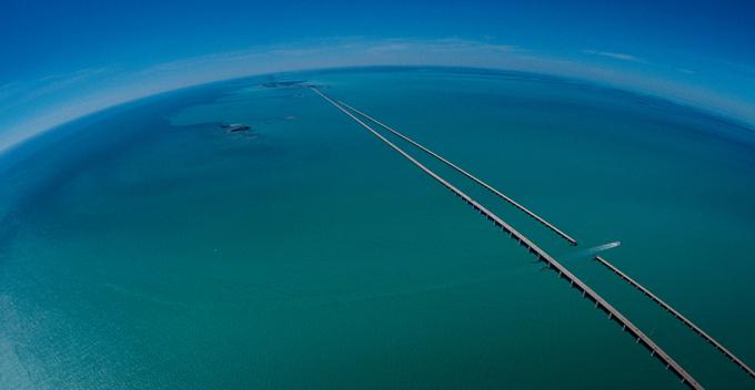 Levo novi, desno stari. Seven Mile Bridge velja za osmo čudo sveta, ki ponuja neverjetne razglede in unikatno vozniško izkušnjo. | Foto: 