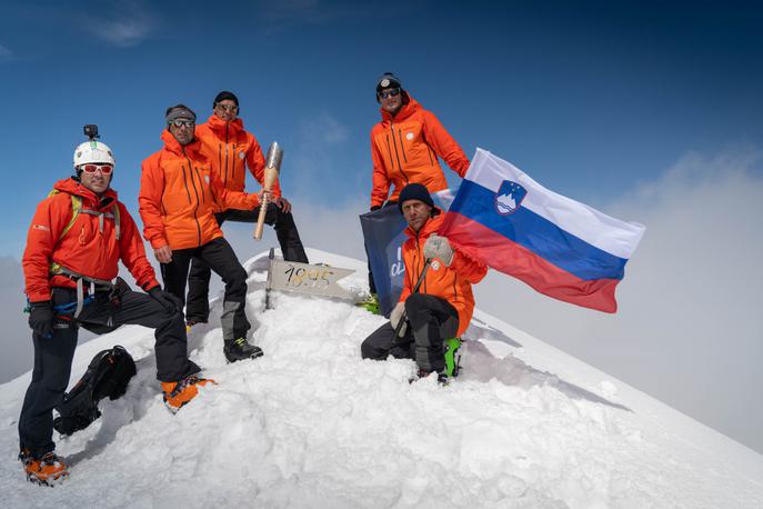 Olimpijska bakla Triglav | Slovenska bakla, znanilka letošnjih poletnih olimpijskih iger, je začela pot na slovenskem ponosu Triglavu. | Foto Peter Vrčkovnik