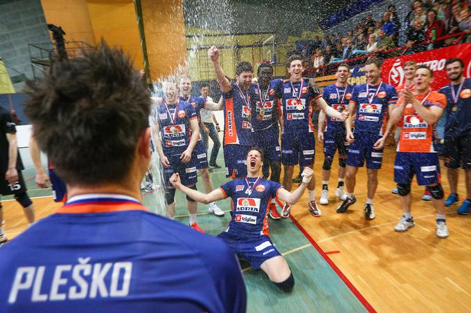 Matija Pleško je praktično čez noč postal odbojkarski upokojenec, saj so ga pri ACH Volleyju prosili, da zasede mesto trenerja. Nekdanji slovenski reprezentant je rekel da in še zdaj uspešno vodi oranžne zmaje. S Calcitom, Ravenno in ACH Volleyjem je osvojil kar 30 lovorik. Največ, kar 25, seveda z ACH Volleyjem, kjer velja, čeprav se sam ne počuti tako, za pravo legendo. | Foto: Matic Klanšek Velej/Sportida